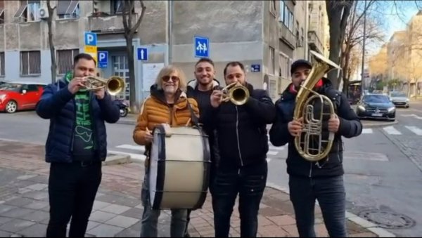 ГОЧ СВИРА ЂУРЂЕВДАН: Срђан Тодоровић се на улици придружио трубачима