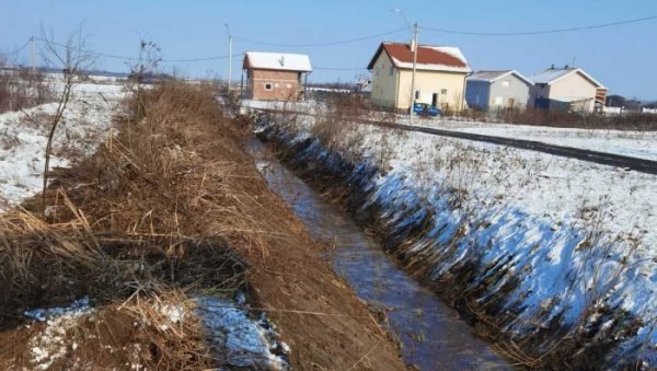 СНЕГ СЕ ТОПИ, ВОДА  ОПЕТ ПРЕТИ КУЋАМА: Чисте се канали у земунским насељима Грмовац, Шангај и Угриновци