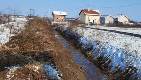 SNEG SE TOPI, VODA  OPET PRETI KUĆAMA: Čiste se kanali u zemunskim naseljima Grmovac, Šangaj i Ugrinovci