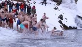 СПЕКТАКЛ НА ВЛАСИНСКОМ ЈЕЗЕРУ: Пливање за часни крст на надморској висини од 1.200 метара