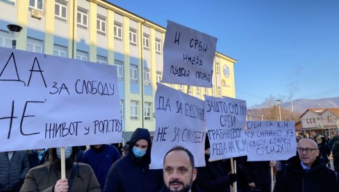 ДА ЗА СЛОБОДУ: Срби се окупили у Косовској Митровици, хоће да остваре право да гласају на референдуму