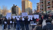 PERFORMANS U CENTRU KOSOVSKE MITROVICE: Improvizovana glasačka kutija i listići - Za mir, za pravo i pravdu