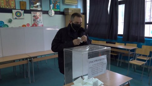 МИНИСТАР ПОЛИЦИЈЕ ГЛАСАО: Александар Вулин изашао на референдум