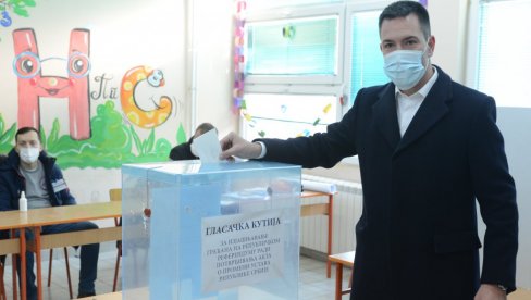 ВЕЛИКИ ЗНАЧАЈ ЗА СРБИЈУ: Градоначелник Краљева др Предраг Терзић гласао на референдуму