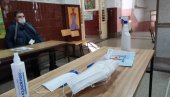 РЕФЕРЕНДУМ У КРУШЕВЦУ: 95 гласача тражило да гласа од куће, 52 због ковида (ФОТО)