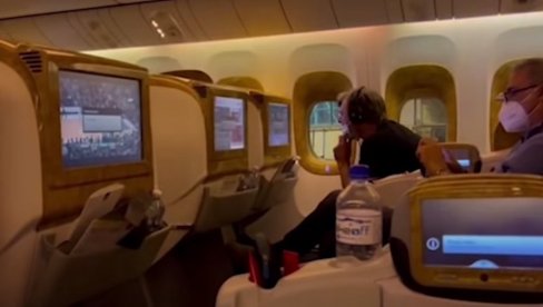 MUK U AVIONU ZA DUBAI: Pojavio se prvi snimak Đokovićevog povratka iz Melburna (VIDEO)