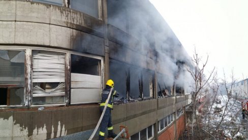 ЛОКАЛИЗОВАН ПОЖАР: Заустављена ватрена стихија у фабрици ИМТ - горео стари намештај (ФОТО)