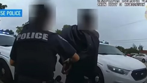 UZNEMIRUJUĆI SNIMAK: Policajac zgrabio koleginicu za vrat i počeo da je davi (VIDEO)