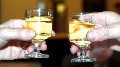 Да ли алкохол заиста УБИЈА бактерије и вирусе