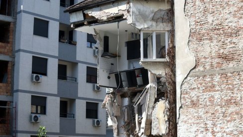 ZGRADA SE URUŠAVA SKORO ŠEST MESECI: Padanje delova zida sa višespratnice u Vidovdanskoj ulici se nastavlja