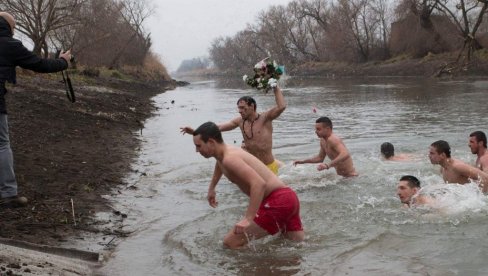 REKORDAN BROJ PRIJAVLJENIH U ŽITIŠTU: Tradicionalno plivanje za Časni krst u Žitištu
