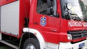 AUDI BUKNUO U SRED VOŽNJE: Vatrogasci gasili požar nadomak prelaza