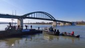 BOGOJAVLJENSKO NADMETANJE: Vojnici na Sava promenadi plivaju za časni krst
