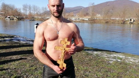 PLIVALO 27 NAJSMELIJIH: U Trsteniku prvi do Časnog krsta doplivao Nemanja Erić iz Odžaka
