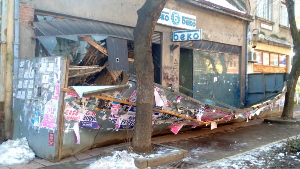 СРЕЋОМ НИКО НИЈЕ ПОВРЕЂЕН: Поново се урушила заштитна ограда испред бивше продавнице „БЕКО“