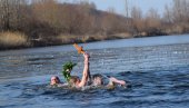 U VODU SE ULAZI S VEROM U BOGA: Do Časnog krsta na Nagrdanskom jezeru prvi doplivao Mikica Nikolić
