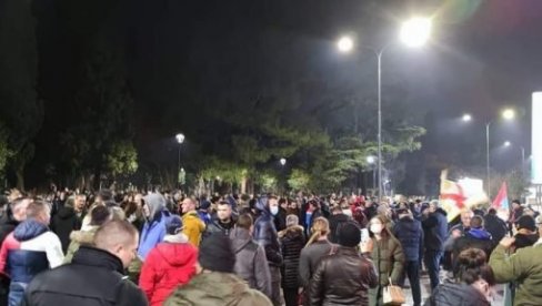 (UŽIVO) POLITIČKA KRIZA U CRNOJ GORI: Najavljeni novi protesti građana zbog izdaje veka širom Crne Gore! (VIDEO)