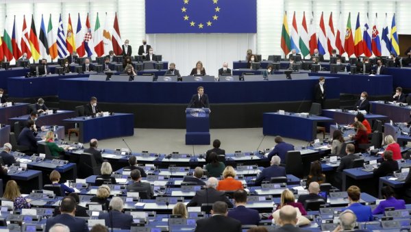 НЕМА МИРА БЕЗ ДИЈАЛОГА С РУСИЈОМ: Француски лидер Емануел Макрон у Европском парламенту у Стразбуру