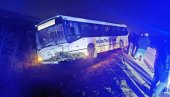 PREMINUO I DRUGI VOZAČ: Novi detalji saobraćajne nesreće kod Paraćina -  preticao vozila i sudario se sa autobusom (FOTO)
