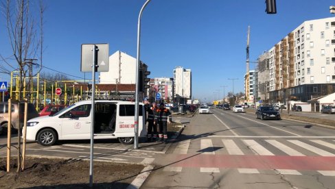 BEZBEDNIJE ZA PEŠAKE I BICIKLISTE: Novi semafor na Bulevaru Evrope u Novom Sadu