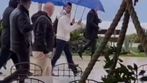 ĐOKOVIĆ NAPUSTIO SRBIJU: Novak sa kišobranom u ruci na staroj destinaciji (VIDEO)