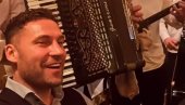 ВЕНЧАВАО САМ СЕ И РАЗВОДИО: Испливао снимак са рођендана Душка Тошића, фудбалер запевао ову песму (ВИДЕО)