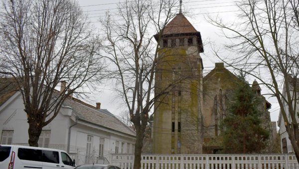 МОЛИТВЕНА САЛА НА МЕТИ ПРОВАЛНИКА: Обијени објекти Реформатске цркве у Кикинди