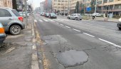 ЗАКРПЕ И ДО 700 РУПА ДНЕВНО: Тимови јавног предузећа Београд пут санирају оштећења на коловозима која настају са топљењем снега