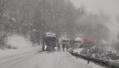 УПОЗОРЕЊЕ АМСС: Возачи опрез, поново ће падати снег, биће и суснежице и кише