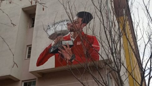 ĐOKOVIĆ OVEKOVEČEN NA ZGRADI U KOSOVSKOJ MITROVICI: Novakov mural postaje novi simbol grada na Ibru (FOTO)