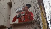ĐOKOVIĆ OVEKOVEČEN NA MURALU U KOSOVSKOJ MITROVICI: Novakov mural postaje novi simbol grada na Ibru (FOTO)