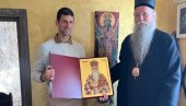 POKLON ZA ĐOKOVIĆA: Mitropolit Joanikije uručio ikonu Novaku (FOTO)