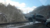 NESVAKIDAŠNJI UDES: Crnogorac vozilo parkirao na kolobran (FOTO)