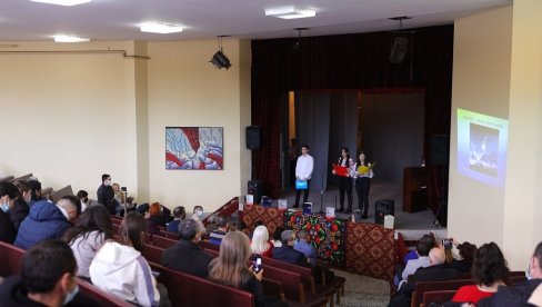 NACIONALNI DAN RUMUNSKE KULTURE: Vršački đaci priredili svečanu akademiju u Gimnaziji
