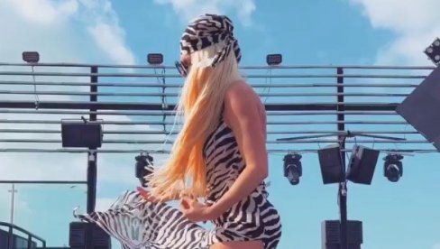 VRELI SNIMAK JELENE KARLEUŠE IZ DUBAIJA: Pevačica zaigrala na plaži u izazovnoj haljini (VIDEO)