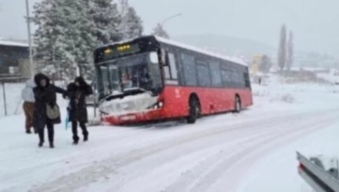 КОЛАПС У БЕОГРАДУ: Аутобуси слетели код Икее и на Младеновачком путу, троле блокирале центар града (ФОТО)