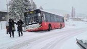 KOLAPS U BEOGRADU: Autobusi sleteli kod Ikee i na Mladenovačkom putu, u Jerkoviću upali u rupe! Trole blokirale centar grada (FOTO)