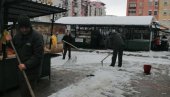 НА ПИЈАЦАМА ОЧИШЋЕН СНЕГ: Новосадски комуналци на терену