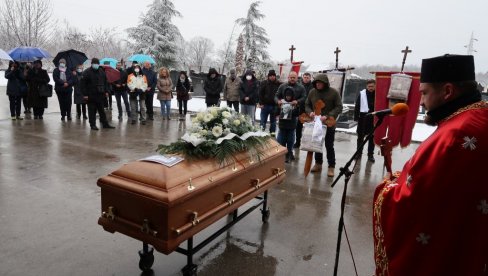 ISPRAĆEN PESMAMA “TAMO DALEKO” I “IDE MILE” Sahranjen književnik Radovan Beli Marković na Novom groblju u Lajkovcu (FOTO/VIDEO)