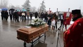 ISPRAĆEN PESMAMA “TAMO DALEKO” I “IDE MILE” Sahranjen književnik Radovan Beli Marković na Novom groblju u Lajkovcu (FOTO/VIDEO)