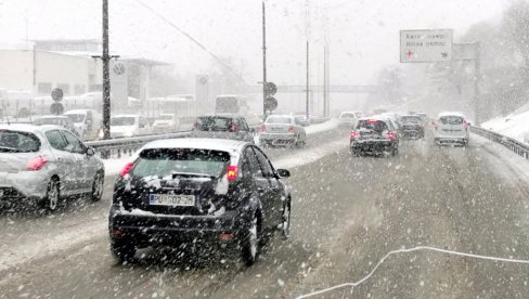 ЈУТАРЊА МЕЋАВА ПРОБУДИЛА ПУТАРЕ: Већи снежни наноси су накратко успорили саобраћај у граду
