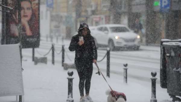 СРБИЈА ПОД СНЕГОМ: РХМЗ издао упозорење - Снежни покривач биће и до 40 центиметара
