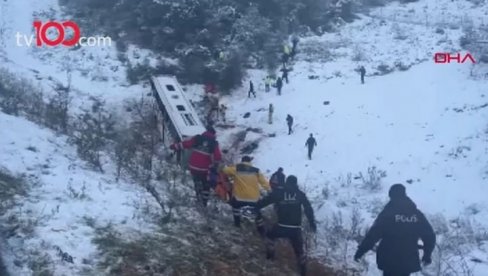СНИМАК ТЕШКЕ НЕСРЕЋЕ У ТУРСКОЈ: Аутобус се сурвао у провалију због снега - не зна се тачан број погинулих (ВИДЕО)