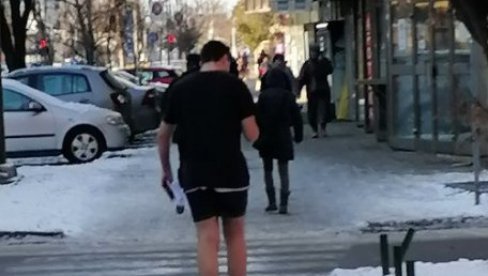 ČAK NIJE NI ŽURIO: Ovako je jedan mladić prošetao Novim Sadom po debelom minusu (FOTO)