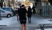 ČAK NIJE NI ŽURIO: Ovako je jedan mladić prošetao Novim Sadom po debelom minusu (FOTO)