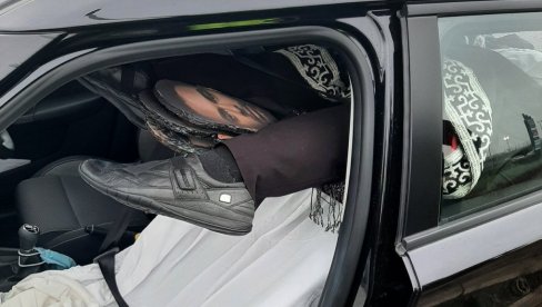 ПРОЛАЗНИЦИ ВИДЕЛИ ТЕЛО УМОТАНО У ТЕПИХ: Полицајци нису могли да верују кад су отворили врата кола (ФОТО)