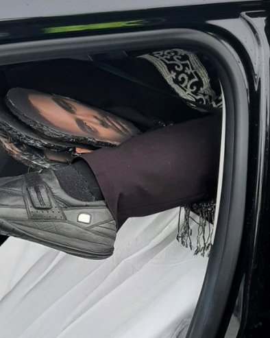 PROLAZNICI VIDELI TELO UMOTANO U TEPIH: Policajci nisu mogli da veruju kad su otvorili vrata kola (FOTO)