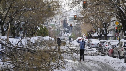 SA OBILAZNICE EVAKUISANO 3.500 LJUDI: Snežna oluja “Elpida” paralisala Atinu (FOTO/VIDEO)