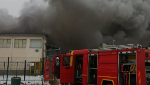 STRAŠNE FOTOGRAFIJE POŽARA U SUBOTICI: U plamenu veliki broj objekata, vatrogasci se bore sa vatrom (FOTO)