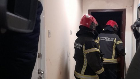VATROGASNOM PRUGOM STIGLI DO 16. SPRATA: Detalji požara na Novom Beogradu, evakuisan stariji muškarac (VIDEO)